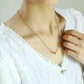 Detail der Unendlichkeits-Herz-Halskette in 18k Goldoptik mit Zirkon am Modell - Gold Rosa