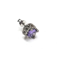 Vue détaillée du clou d'oreille vintage avec pierre violette et texture métal fondu - Acier Violet Zircone