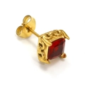 Gros plan d'une boucle d'oreille en zircon rouge carré avec motif floral doré - Or Zircon Rouge (Pièce Unique)