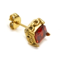 Vue macro de la boucle d'oreille en zircon rouge carré avec base dorée ajourée et fermoir - Or Zircon Orange (Unique)