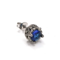 Détail macro d'une boucle d'oreille en titane vintage avec incrustation de zircon bleu - Acier Inoxydable Couleur Argent Zircone Bleue