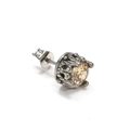 Détail du clou d'oreille rétro en acier titane avec sertissage de diamant champagne - Acier Zircone Champagne