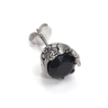 Gros plan sur un clou d'oreille gothique en titane avec pierre noire et gravure de crâne - Ton Argent Zircon Noir (Seul)