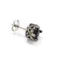 Détail d'une boucle d'oreille vintage avec sertissage texture lave et pierre noire - Couleur Acier Zircon Noir