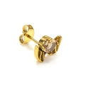 Primo piano di un orecchino a lobo dorato ad ala con diamante in zircone tondo centrale - Oro Pietra Champagne