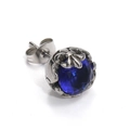 Macro d'une boucle d'oreille en acier titane rétro avec une pierre précieuse bleu foncé - Ton Argent Zircon Bleu (Seul)