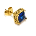 Détail d'une boucle d'oreille en zircon bleu carré avec base dorée au motif vintage - Or Zircon Bleu (Unique)
