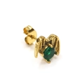 Dettaglio di orecchini dorati ad ala con gemma verde centrale in stile punk retrò - Oro Zircone Verde