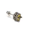 Vue macro latérale d'un clou d'oreille vintage argenté avec zircon jaune brillant - Acier Zircone Jaune