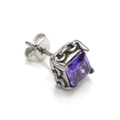 Vue macro d'un clou d'oreille en zircon violet carré avec motif chaîne en relief - Ton Argent Zircone Violette (Unique)