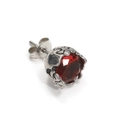 Vue rapprochée du clou d'oreille gothique avec cristal rond rouge et serti griffes argent - Ton Argent Zircon Rouge (Seul)