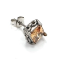 Vue macro d'un clou d'oreille en zircon ambré carré avec texture de chaîne sur base argent - Ton Argent Zircone Champagne (Unique)