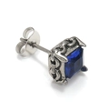 Détail d'une boucle d'oreille rétro en argent avec zircon bleu carré et cadre ciselé - Ton Argent Zircone Bleue (Unique)
