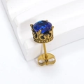 Makroaufnahme des Vintage-Kronenohrsteckers mit facettiertem dunkelblauem Zirkonia-Stein - Gold Blauer Zirkonia (Einzeln)