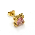 Makro-Detail des quadratischen rosa Kristallohrrings mit goldener Drachenklaue - Goldton Rosa Zirkon (Einzeln)