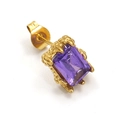 Detail von quadratischen lila Zirkonia-Ohrsteckern mit goldener Drachenkrallenfassung - Gold Violetter Zirkonia