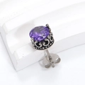Detail eines lila Zirkonia-Ohrrings mit Vintage-Kronenfassung auf weißem Ständer - Silberfarben Lilafarbener Zirkonia (Einzelstück)
