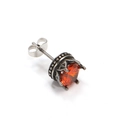 Makroansicht von Vintage-Ohrstecker aus Titan mit orangefarbenem Zirkonia-Stein - Silberfarben Orangeroter Zirkonia (Einzelstück)
