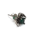 Orecchino gotico ad ala con finitura argento antico e gemma verde brillante centrale - Argento con zircone verde