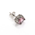 Detail eines Vintage Silber-Ohrsteckers mit rosa Zirkon und gotischen Gravuren - Silberfarben Rosa Zirkonia (Einzelstück)