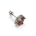 Detailansicht eines Vintage Silber-Ohrsteckers mit rotem Zirkon und Schmetterlingsverschluss - Silberfarben Roter Zirkonia (Einzelstück)