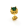 Détail macro du clou d'oreille vintage doré avec pierre verte et design en filigrane - Or Zircon Vert