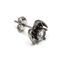 Dettaglio di un orecchino punk gotico con ala e pietra rotonda a taglio brillante - Colore Acciaio Zircone Bianco