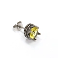 Makroaufnahme von Retro-Ohrstecker in Kronenform mit funkelndem gelbem Zirkon - Silberfarben Gelber Zirkonia (Einzelstück)