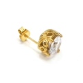 Makroaufnahme der goldenen Vintage-Ohrstecker mit hohlem Muster und rundem Zirkoniastein - Einzelstück / Gold Weißer Zirkonia