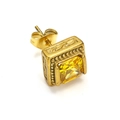 Nahaufnahme von Punk-Ohrstecker mit quadratischem gelbem Zirkon und goldener Reliefgravur - Gold Gelb Zirkonia