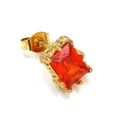 Makroaufnahme eines Vintage-Gold-Drachenkrallen-Ohrsteckers mit quadratischem rotem Zirkon - Gold Orange Zirkonia