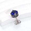 Detailansicht von kronenförmigem saphirblauem Ohrstecker mit silbernem Vintage-Finish - Silberfarben Blauer Zirkonia (Einzelstück)