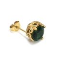 Makroaufnahme von Vintage-Ohrstecker mit Schnitzerei und rundem grünem Edelstein - Einzelstück / Gold Grüner Zirkonia