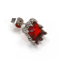 Detailansicht der Retro Drachenkrallen-Ohrstecker mit quadratischem rotem Zirkonstein - Stahl Roter Zirkon