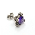 Makroaufnahme eines violetten quadratischen Edelsteins in Vintage-Silber-Drallenohrring - Silberton Lila Zirkon (Einzeln)