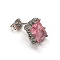 Nahaufnahme der Drachenkrallen-Ohrstecker mit rosa Zirkonia und Vintage-Metalltextur - Edelstahl Silberfarbe Rosa Zirkonia