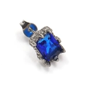 Makroaufnahme von Vintage Silber Drachenklaue Ohrstecker mit quadratischem blauem Zirkon - Edelstahl Silberfarbe Blauer Zirkonia