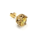 Makrodetail eines Vintage-Hohlohrrings aus Metall mit einem facettierten gelben Kristall - Einzelstück / Gold Gelb Zirkonia
