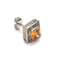 Makroaufnahme von Vintage Silber Ohrstecker mit quadratischem orangefarbenem Zirkon - Stahl Champagner Zirkonia