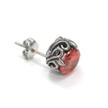 Nahaufnahme von Vintage-Ohrstecker mit rotem Edelstein und filigraner Gravur - Einzelstück / Stahlfarbe Orangeroter Strass