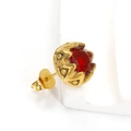 Makroaufnahme von rundem Zirkonia-Ohrstecker mit goldener Kronenfassung in Lotus-Optik - Gold Roter Zirkonia