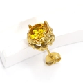 Gros plan sur un clou d'oreille doré avec zircon jaune serti dans une couronne rétro - Or Jaune (Pièce Unique)