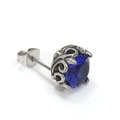 Detail von Vintage-Silber-Ohrstecker mit großem rundem blauem Edelstein und Rankenmuster - Einzelstück / Edelstahl Silberfarbe Blauer Zirkonia