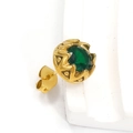 Nahaufnahme eines grünen Zirkonia-Ohrsteckers mit goldener Kronenfassung für Damen und Herren - Gold Grüner Zirkonia