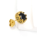 Makroaufnahme von Retro Gold Titan Ohrstecker mit schwarzem Zirkon in einer Zackenfassung - Gold Schwarzer Zirkonia