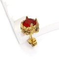 Vue détaillée d'une boucle d'oreille vintage en or avec un zircon rond rouge brillant - Couleur Or Rouge
