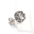 Makro-Detail des Vintage-Silber-Ohrsteckers mit Zirkon und Lotus-Hohlraumgravur - Stahlfarben Weißer Zirkon