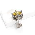 Vue macro d'une boucle d'oreille rétro en argent avec un zircon rond jaune brillant - Couleur Acier Jaune