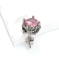 Gros plan sur un clou d'oreille gothique rétro avec zircon rose et griffes en métal - Couleur Acier Rose