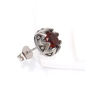 Nahaufnahme eines roten Zirkonia-Ohrsteckers mit einer Vintage-Kronenfassung aus Edelstahl - Stahl Roter Zirkon